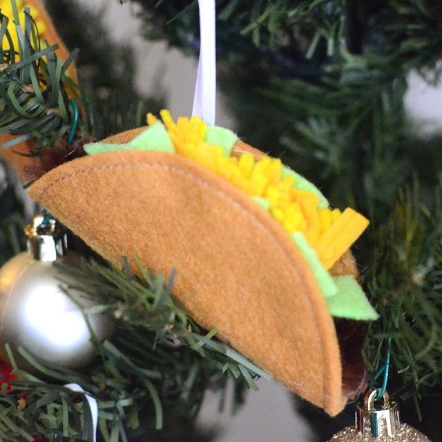 Felt Taco Christmas Ornament Tutorial. Because who doesn't love tacos?