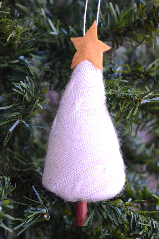 Upcycled Sweater Christmas Tree Ornaments - Free Pattern #Christmasornament #diytutorial #recycledcrafts