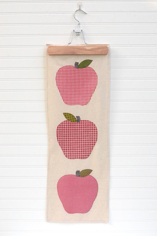 DIY Fall Apple Banner with Wood Hanger - Free Pattern